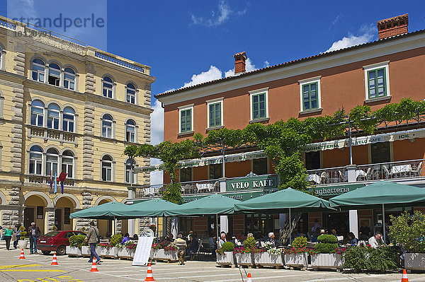 Café in der Altstadt  Labin  Istrien  Kroatien  Europa