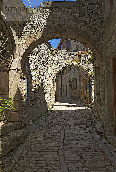 Gasse mit Rundbögen  Altstadt  Bale  Istrien  Kroatien  Europa