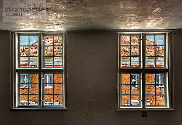 Sprossenfenster in einem restaurierten Altbau  Potsdam  Brandenburg  Deutschland  Europa