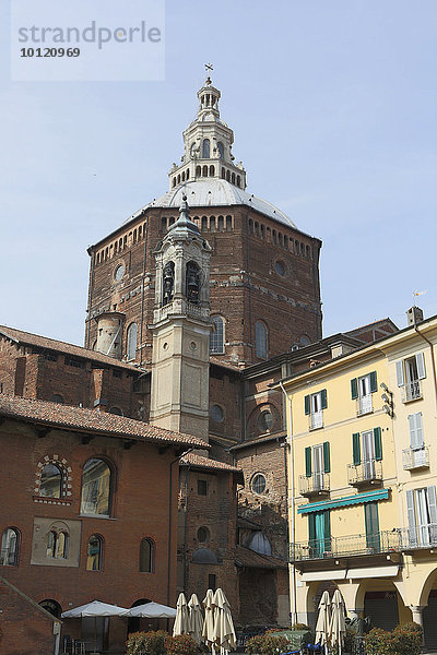Dom und Broletto  von der Piazza della Vittoria  Pavia  Lombardei  Italien  Europa