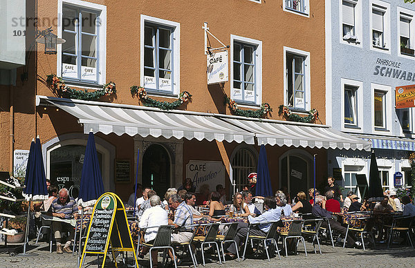 Straßencafe in Bad Reichenhall  Berchtesgadener Land  Bayern  Deutschland  Europa