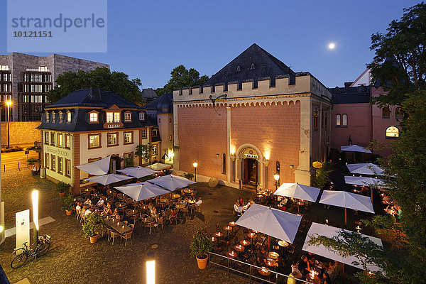 Restaurant-Terrassen vor Heilig-Geist-Spital  Dämmerung  Mainz  Rheinland-Pfalz  Deutschland  Europa