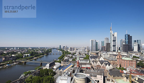 Aussicht vom Domturm über Main  Altstadt  Paulskirche und Bankenviertel  Frankfurt am Main  Hessen  Deutschland  Europa