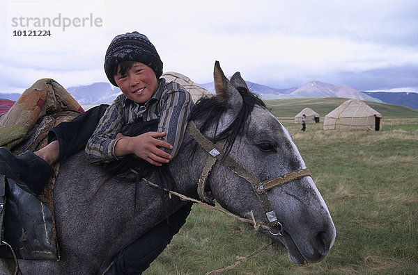 Junge mit Pferd am Song-Kul See  Kirgisien  Zentralasien