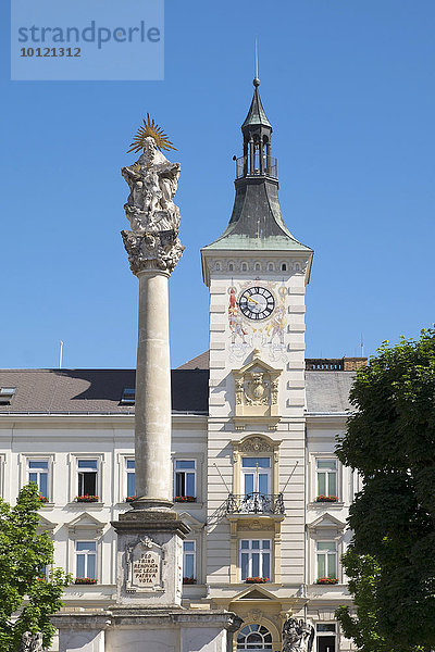 Dreifaltigkeitssäule vor Rathaus am Hauptplatz  Mistelbach  Weinviertel  Niederösterreich  Österreich  Europa