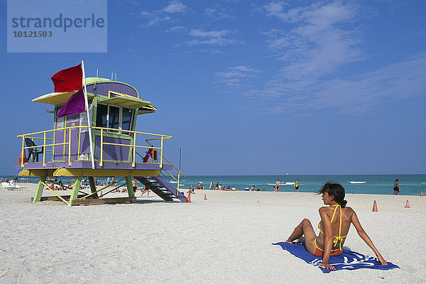 Frau und Lifeguard Hütte am South Beach  Miami Beach  Miami  Florida  USA  Nordamerika