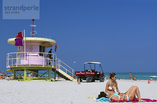 Mädchen vor Life Guard am South Beach  Miami Beach  Miami  Florida  USA  Nordamerika