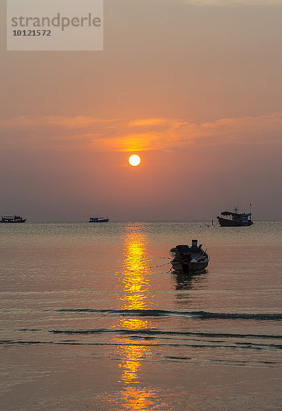 Südchinesisches Meer bei Sonnenuntergang mit Booten  Golf von Thailand  Insel Koh Tao  Thailand  Asien