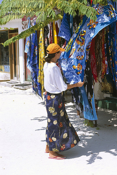 Frau beim Shopping  Malediven  Indischer Ozean  Asien
