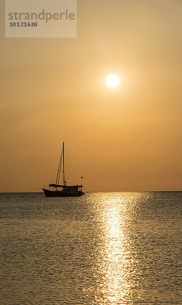 Segelboot im Meer bei Sonnenuntergang  Insel Koh Tao  Golf von Thailand  Thailand  Asien