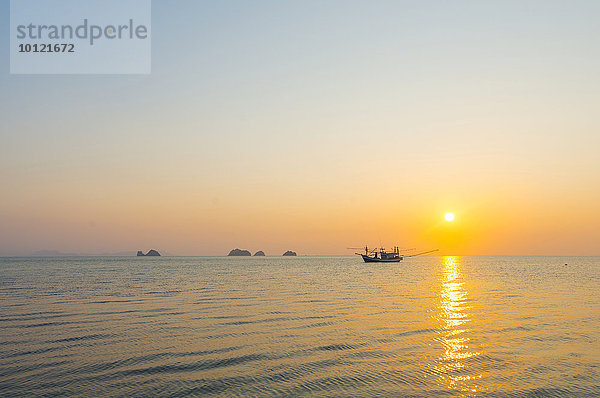 Boot im Meer bei Sonnenuntergang vor kleinen Inseln  Insel Koh Samui  Golf von Thailand  Thailand  Asien