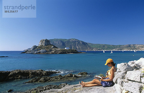 Frau liest am Meer  Agios Stefanos  Kos  Dodekanes  Griechenland  Europa