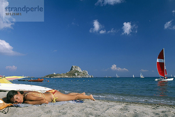 Frau liegt am Strand  Agios Stefanos  Kos  Dodekanes  Griechenland  Europa