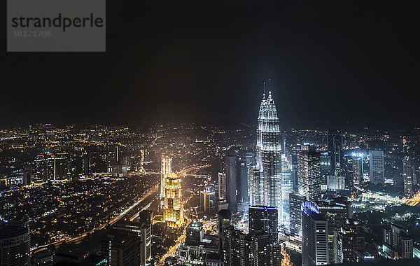 Skyline bei Nacht  Petronas Towers  Kuala Lumpur  Malaysia  Asien