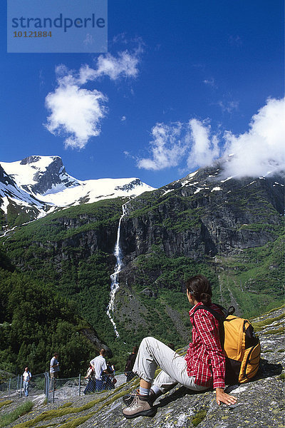 Wanderin im Jostedalsbreen Nationalpark  Norwegen  Skandinavien  Europa