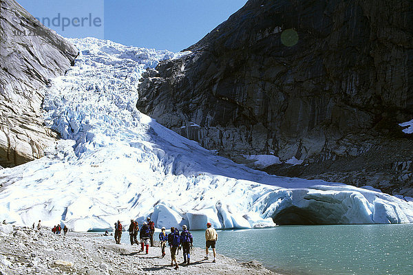 Touristen am Jostedalsbreen Gletscher in Norwegen  Norwegen  Skandinavien  Europa