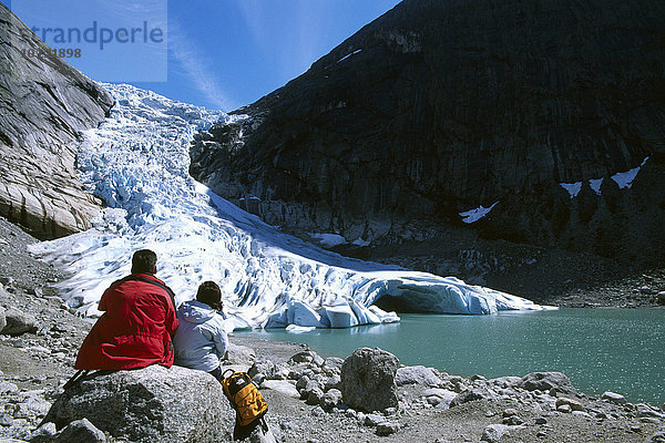 Touristen blicken auf die Gletscherzunge des Jostedalsbreen  Norwegen  Skandinavien  Europa