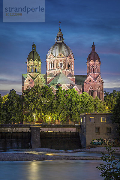 Kirche St. Lukas in der Abenddämmerung  vorne Isar und Wehrsteg  München  Bayern  Deutschland  Europa
