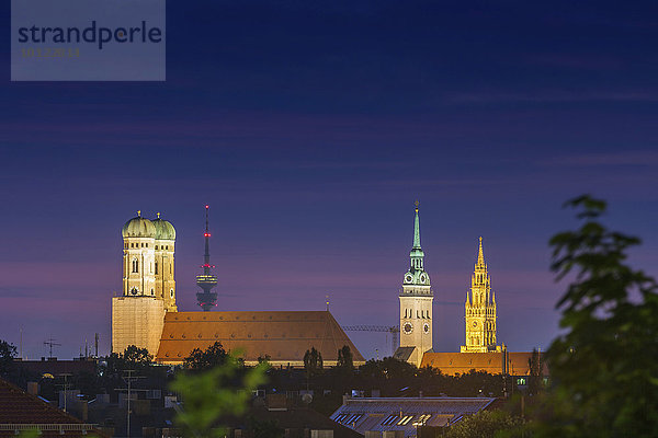 Münchner Dom oder Marienkirche  St. Peter  Rathausturm und Olympiaturm bei Nacht  München  Bayern  Deutschland  Europa