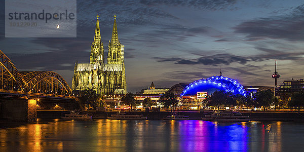Stadtpanorama Köln von oben in der Abenddämmerung  mit Rhein  Hohenzollernbrücke  Dom  Musical Dome  Fernsehturm Colonius  Philharmonie  hinten aufgehender Mond  Köln  Nordrhein-Westfalen  Deutschland  Europa