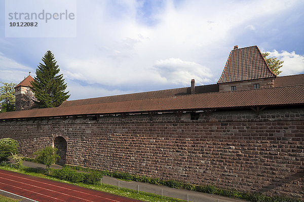 Restaurierte  alte Stadtmauer mit überdachtem Wehrgang  Nürnberg  Mittelfranken  Bayern  Deutschland  Europa