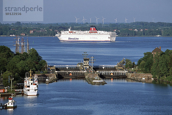 Die Holtenauer Schleuse in Kiel ist der Anfang des Nord-Ostsee-Kanals  Schleswig-Holstein  Deutschland  Europa