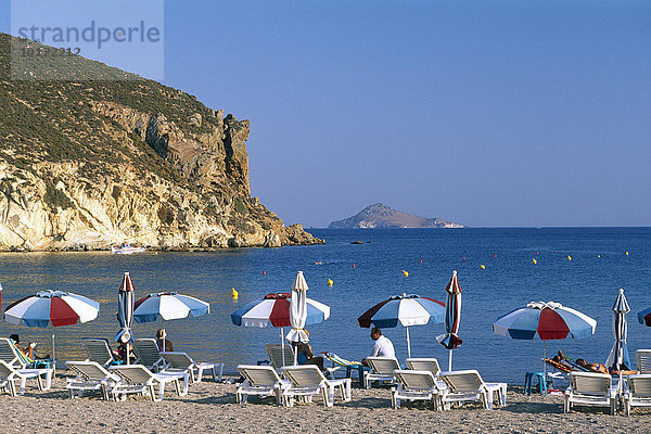 Sonnenschirme und Liegestühe am Strand  Ormos Kambou  Patmos  Dodekanes  Griechenland  Europa