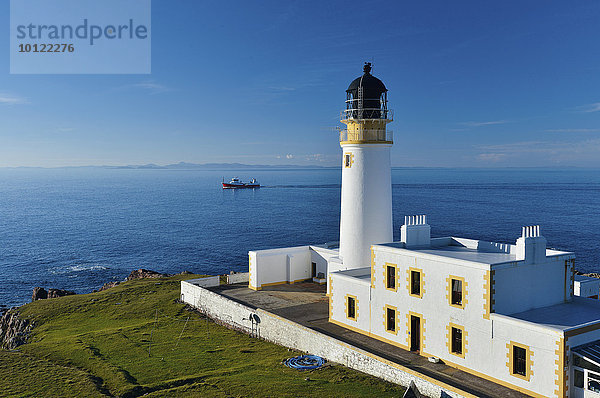 Fischerboot und Leuchtturm Rua Reidh Lighthouse  Melvaig  Gairloch  Wester Ross  Schottland  Großbritannien  Europa