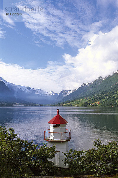 Leuchtturm am Nordfjord  Norwegen  Skandinavien  Europa