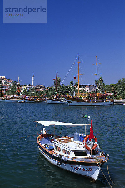 Fischerboot im Hafen von Alanya  Türkei  Asien