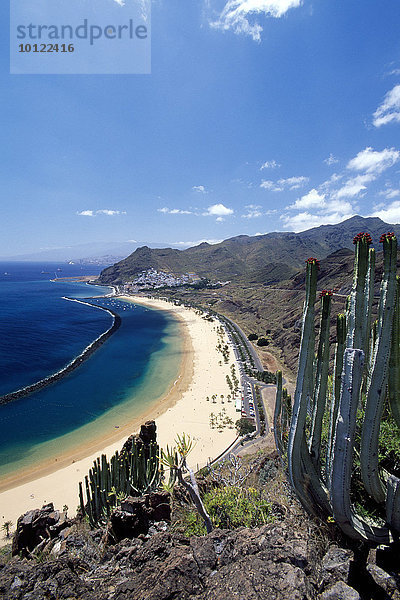 Blick von oben auf den Strand Las Teresitas  San Andres  Kanarische Inseln  Teneriffa  Spanien  Europa