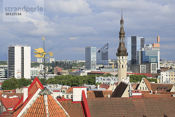 Turm vom Rathaus und Hochhäuser in der Neustadt  Ausblick vom Kohtuotsa Aussichtspunkt in der Oberstadt  Tallinn  Estland  Europa