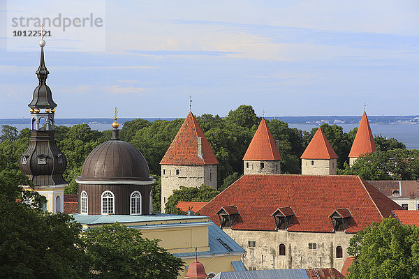 Türme der Stadtmauer  hinten Ostsee  Ausblick vom Kohtuotsa Aussichtspunkt in der Oberstadt  Tallinn  Estland  Europa