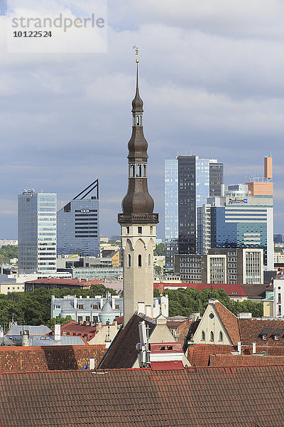 Turm vom Rathaus und Hochhäuser in der Neustadt  Ausblick vom Kohtuotsa Aussichtspunkt in der Oberstadt  Tallinn  Estland  Europa