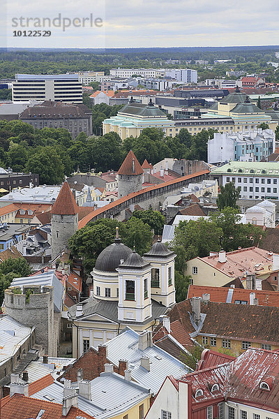 Östliche Stadtmauer und Nationaloper von Estland  Ausblick vom Turm der Olaikirche  Oleviste Kirik  Tallinn  Estland  Europa
