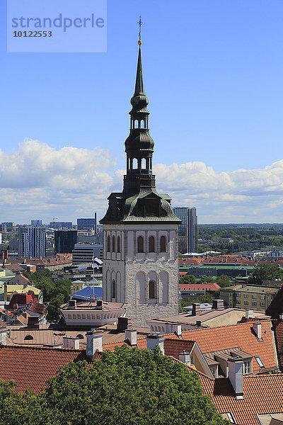 Nikolaikirche Niguliste Kirik  gesehen vom Turm des Doms Toomkirik  Tallinn  Estland  Europa