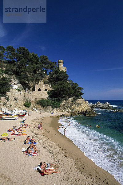Kastell und Strand in Lloret de Mar  Costa Brava  Katalonien  Spanien  Europa