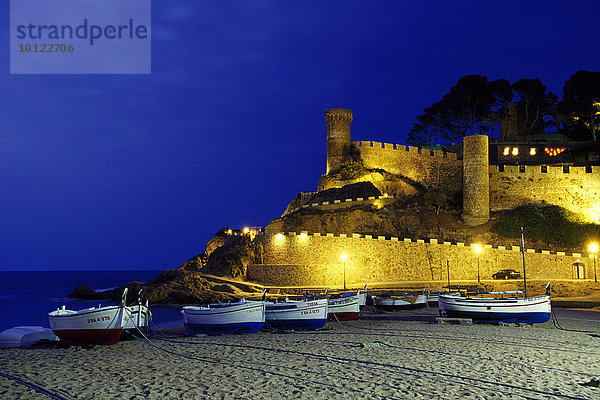 Beleuchtete Burg Vila Vella  Tossa de Mar  Costa Brava  Katalonien  Spanien  Europa
