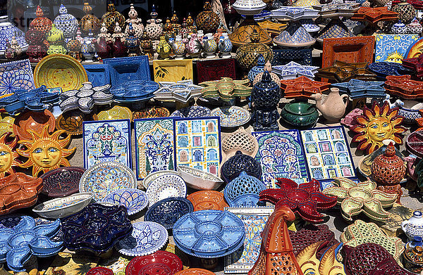Souvenirs  Töpferwaren  Souk  Midoun  Djerba  Tunesien  Afrika