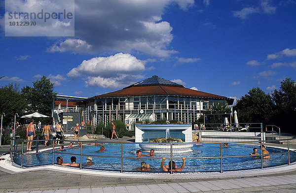 Schwimmbecken im Gesundgarten der Rottal-Therme in Bad Birnbach  Niederbayern  Deutschland  Europa