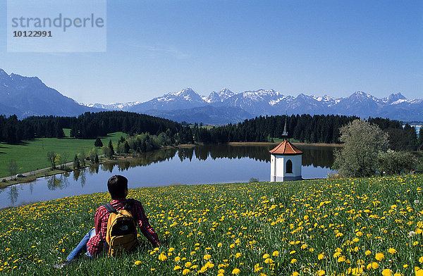 Wanderpause am Hegratsrieder See  Allgäu  Bayern  Deutschland  Europa