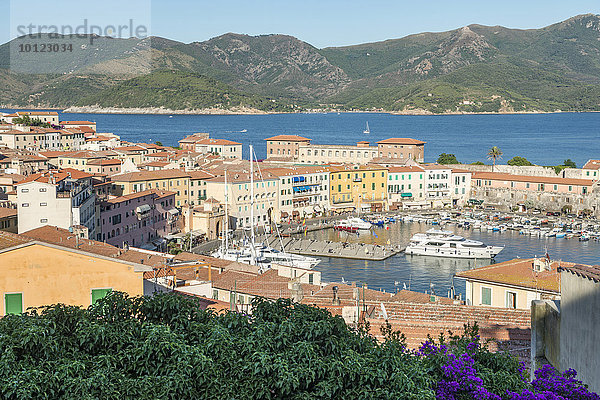 Blick in den Hafen von Portoferraio  Insel Elba  Provinz Livorno  Toskana  Italien  Europa
