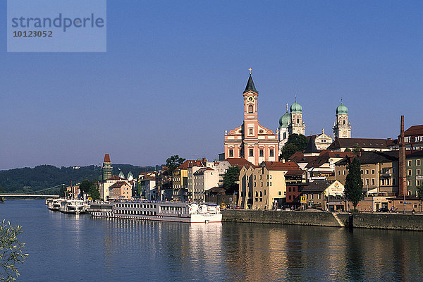Blick über die Donau auf die Altstadt von Passau mit Donaukreuzfahrtschiff im Vordergrund  Niederbayern  Bayern  Deutschland  Europa