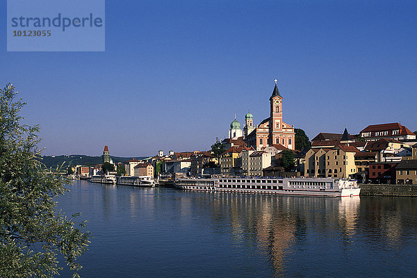 Blick über die Donau auf die Altstadt von Passau mit Donaukreuzfahrtschiff im Vordergrund  Niederbayern  Bayern  Deutschland  Europa