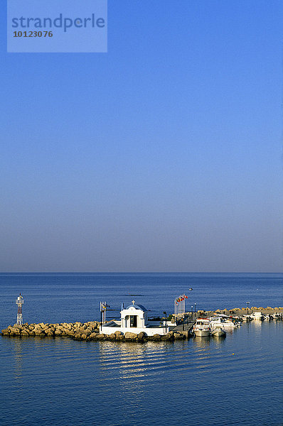 Kapelle am Fischerhafen von Faliraki  Rhodos  Dodekanes  Griechenland  Europa