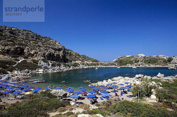 Liegestühle am Ladiko Strand bei Faliraki  Rhodos  Dodekanes  Griechenland  Europa