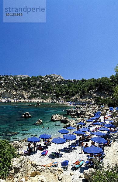 Liegestühle am Strand in der Anthony Quinn Bucht bei Faliraki  Rhodos  Dodekanes  Griechenland  Europa