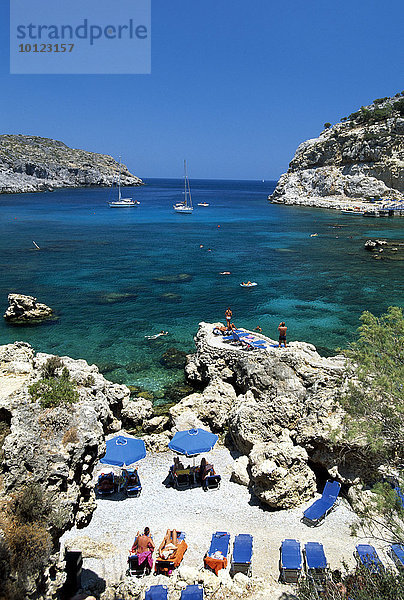 Liegestühle am Strand in der Anthony Quinn Bucht bei Faliraki  Rhodos  Dodekanes  Griechenland  Europa