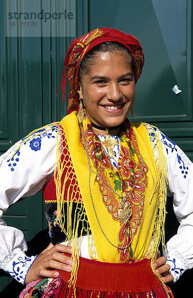 Frau in traditioneller Tracht auf einem Weinfest in Camara de Lobos  Madeira  Portugal  Europa