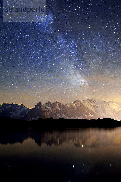 Mont Blanc Massiv bei Nacht mit Milchstraße  spiegelt sich im Lac de Chésserys  rechts Mont Blanc  Chamonix  Frankreich  Europa